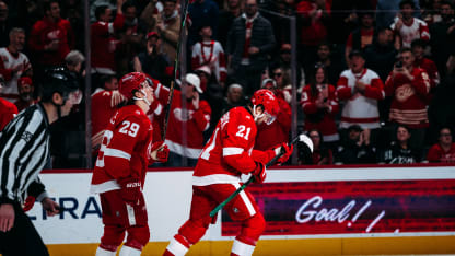 DAL@DET: van Riemsdyk scores goal against Casey DeSmith